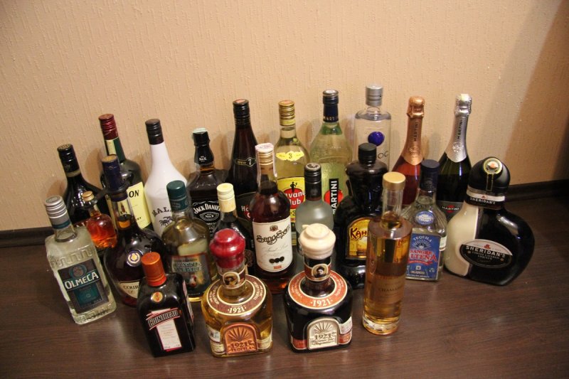 Спиртное на столе