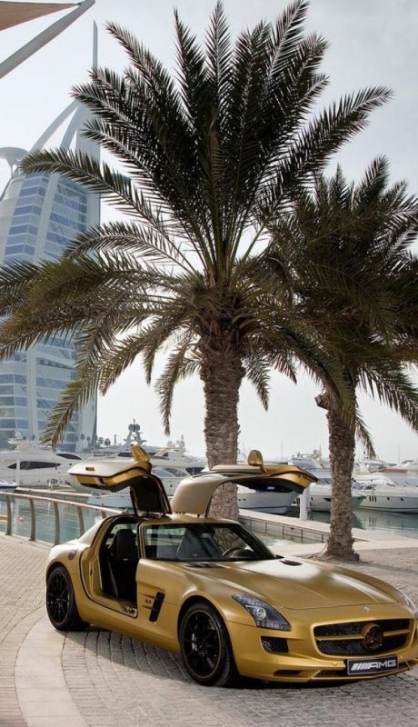 Золотой Mercedes-Benz SLS AMG.