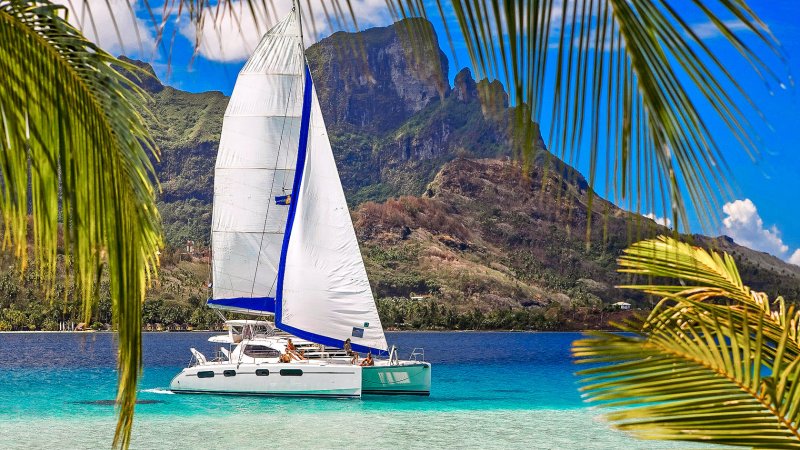 Парусный катамаран на Карибах