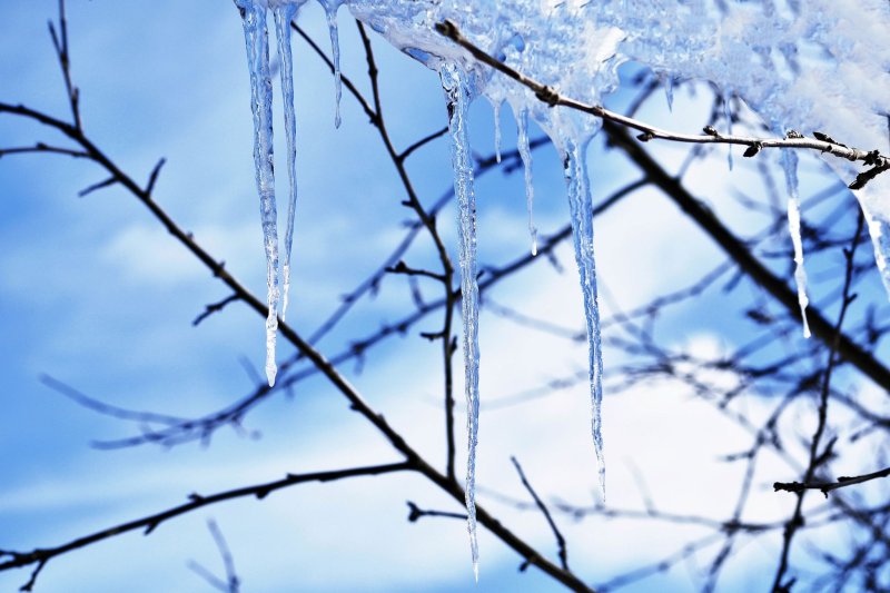 Тает снег сосульки