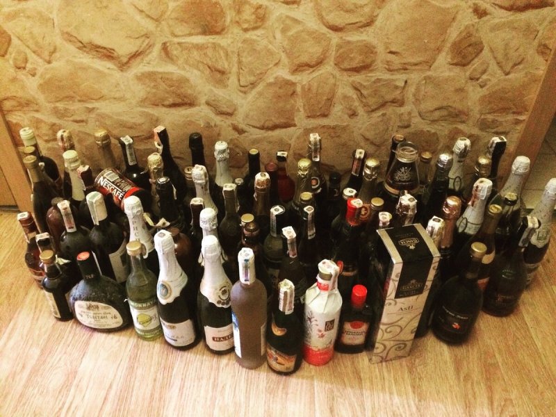 Стол с выпивкой