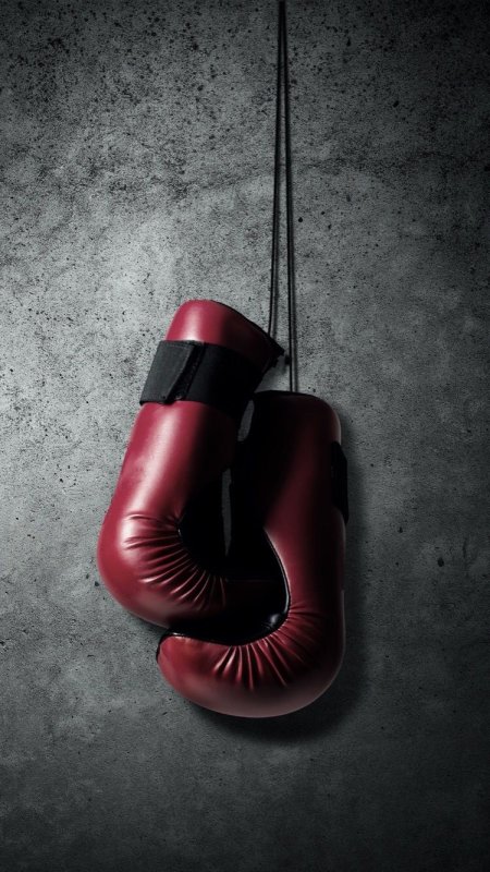 Боксерские перчатки на черном фоне