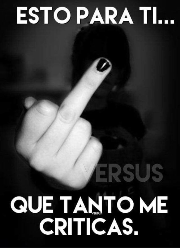 Девушка показывает средний палец