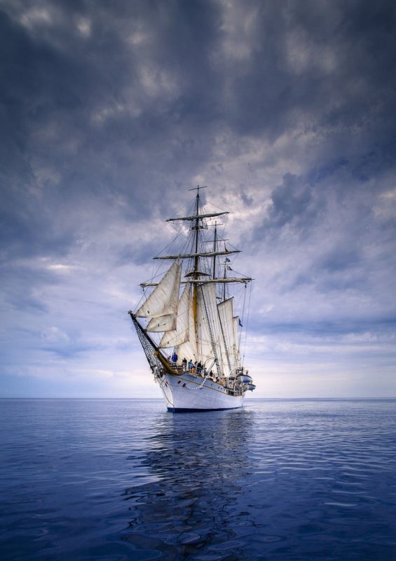 Красивый парусник