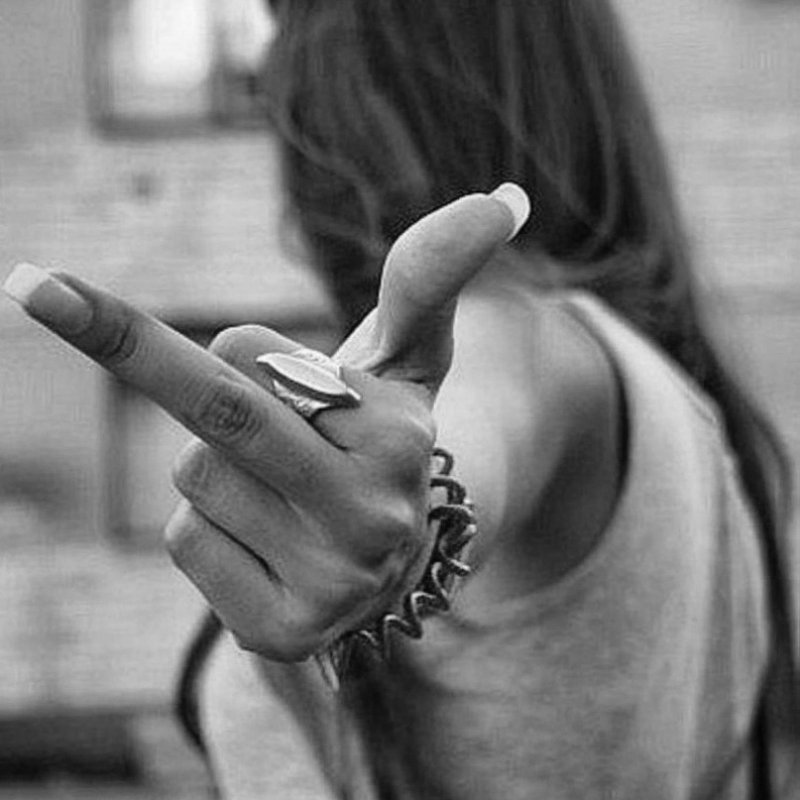 Девушка показывает средний палец