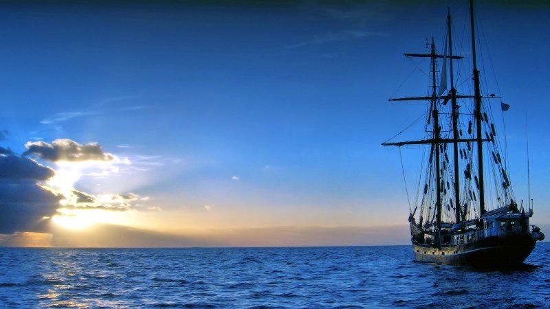 Парусник в море