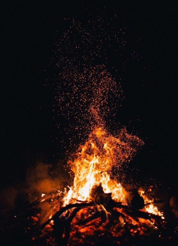 Костер на черном фоне