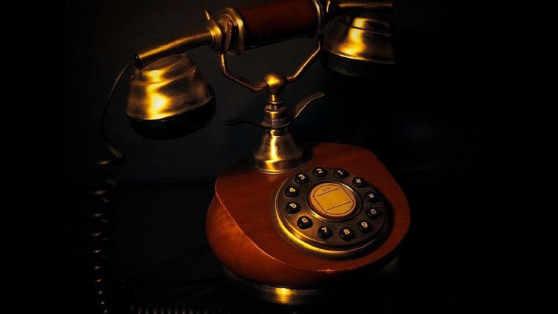 Старинный телефонный аппарат