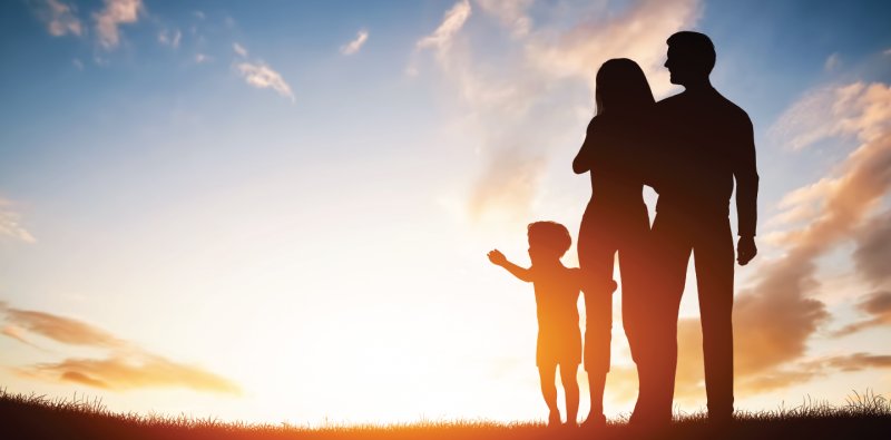 Счастливая семья на фоне неба