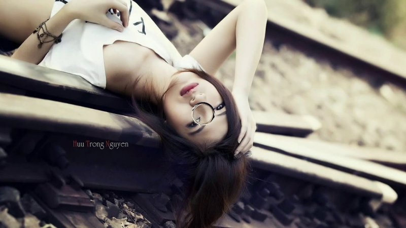 Красивая азиатка лежит