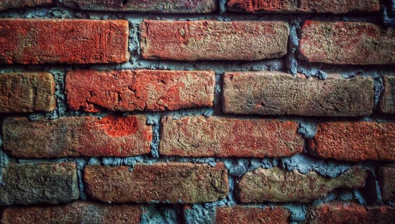 Стена из кирпича
