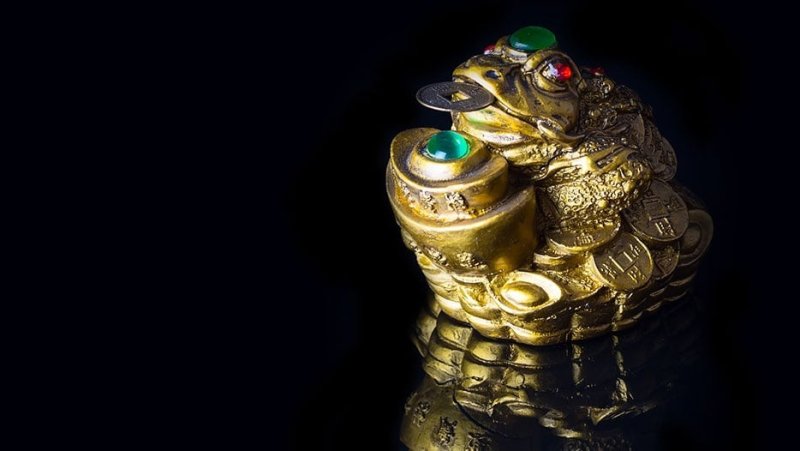 Денежная лягушка с монеткой