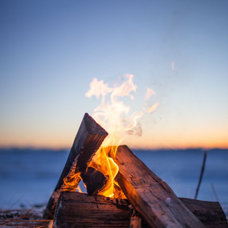 Костер на берегу