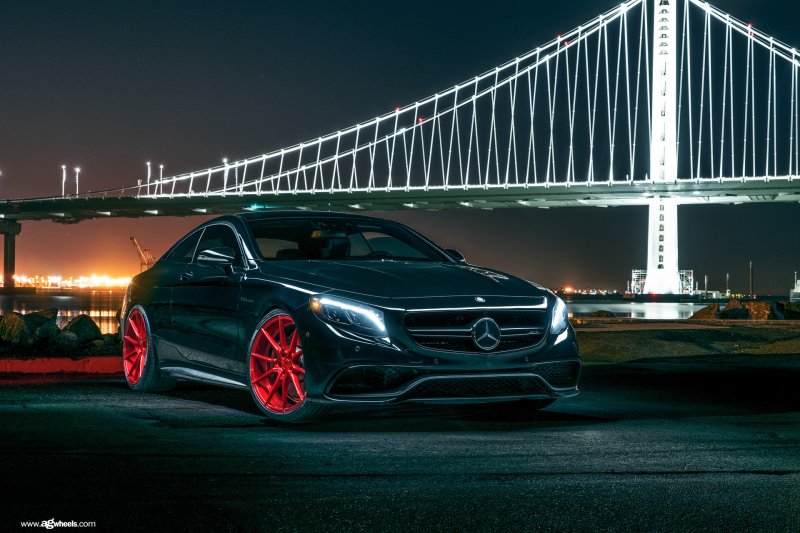 Мерседес с 63 AMG черный ночью