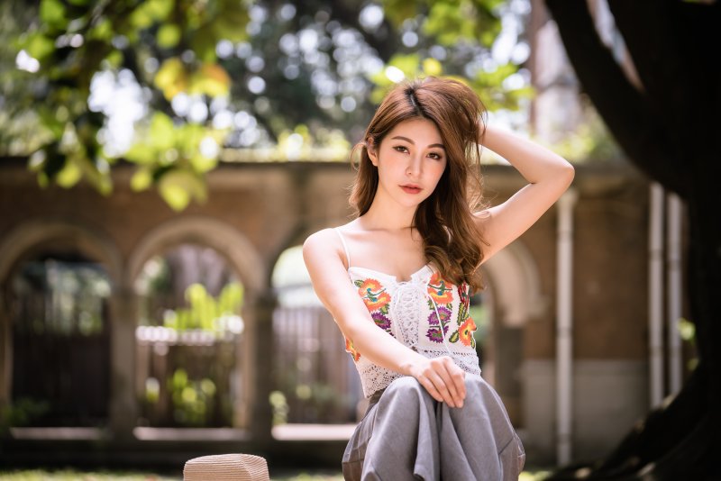 Азиатка сидит