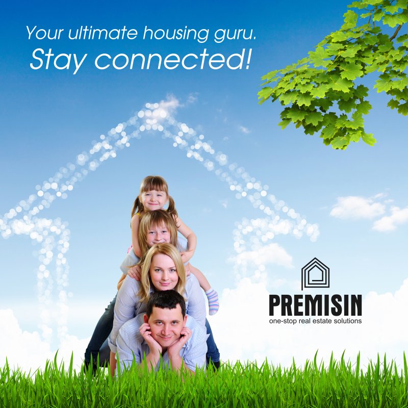 Счастливая семья на фоне неба