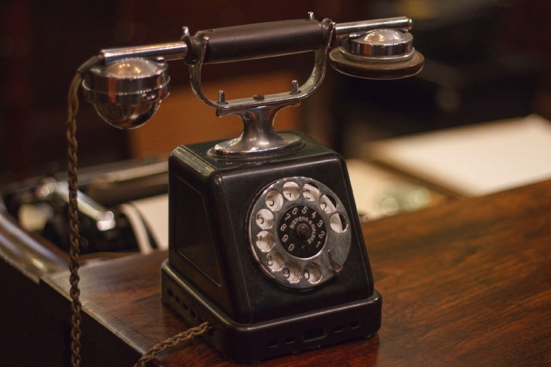 Старинный телефонный аппарат