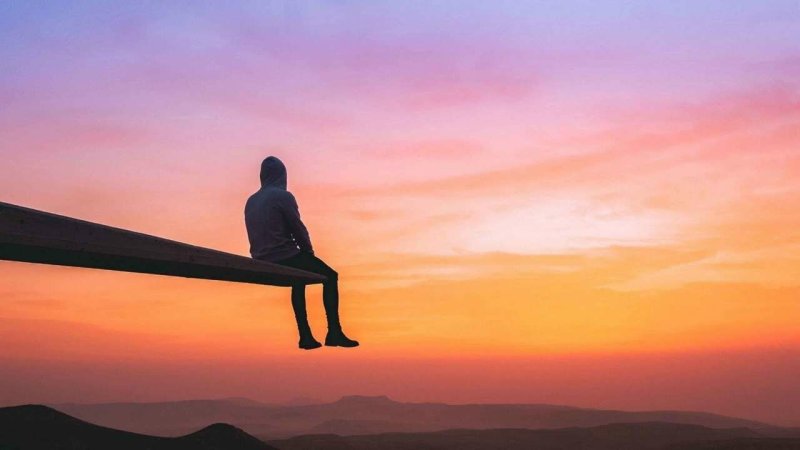 Человек на скале