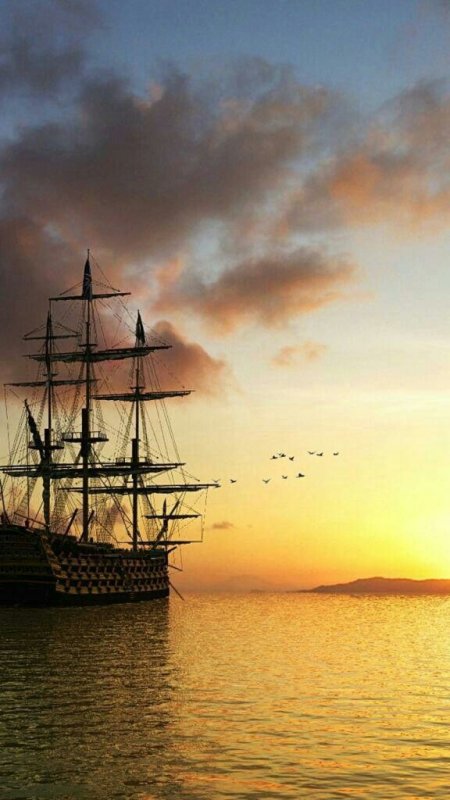 Красивый корабль на рассвете