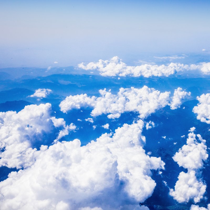 Голубое небо с белыми облаками