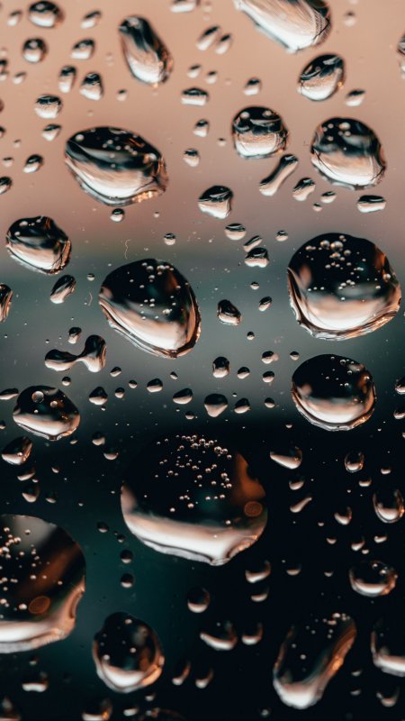 Капли дождя на стекле