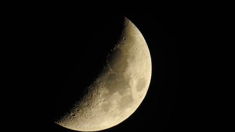 Луна на черном фоне