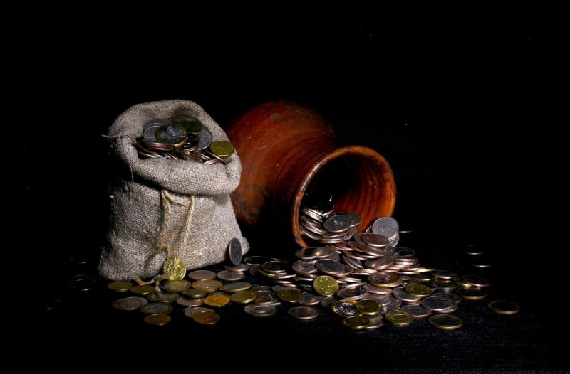 Деньги на темном фоне