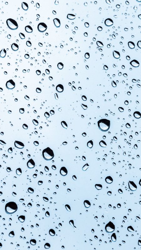 Капли воды на стекле