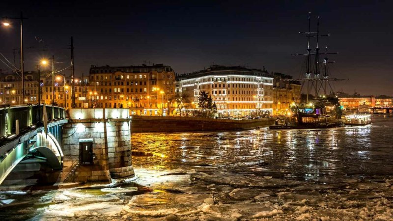Ночной Санкт-Петербург зимой Нева