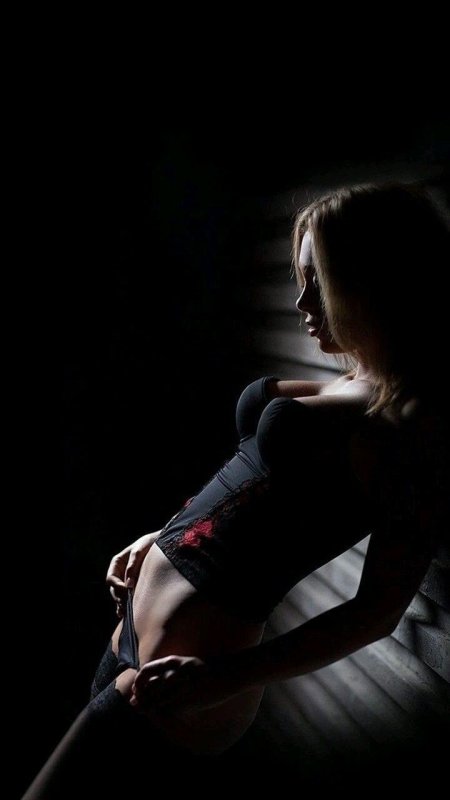 Красивые девушки на темном фоне