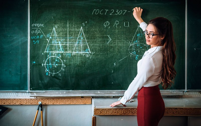 Учительница у доски