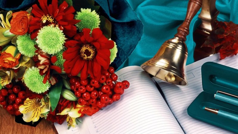 Школьный колокольчик и цветы