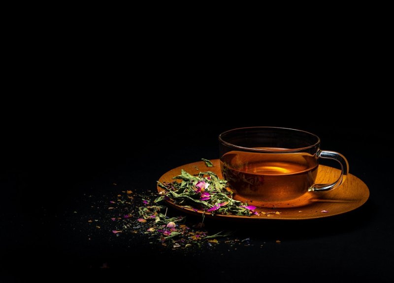 Чашка чая на черном фоне