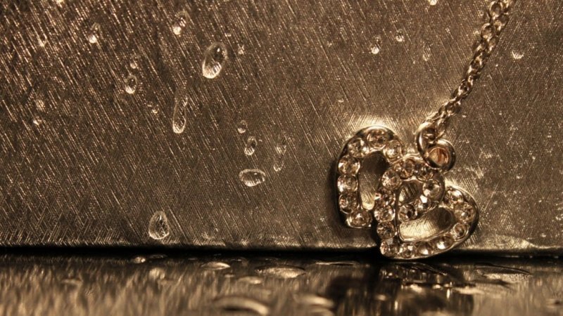 Бриллианты на золотом фоне