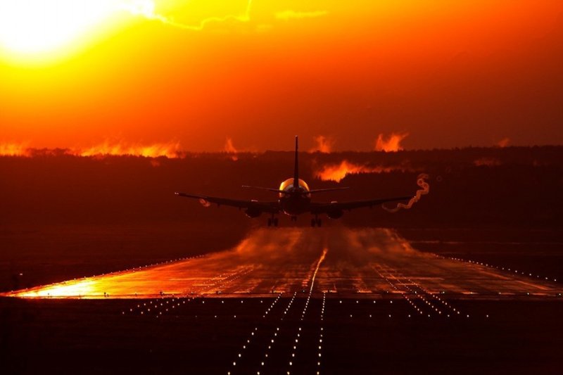 Самолет на закате