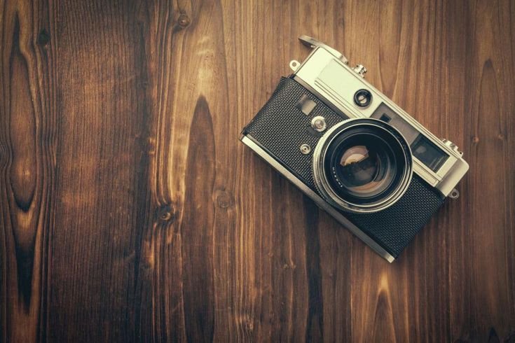 Фотоаппарат на столе