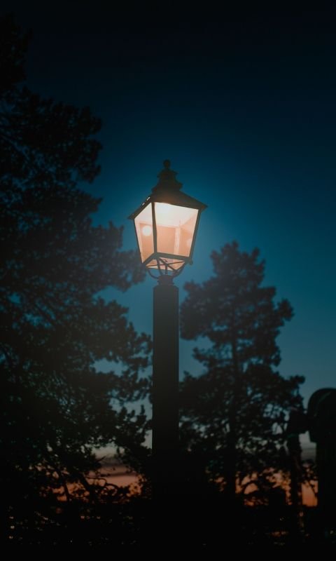 Уличный фонарь ночью