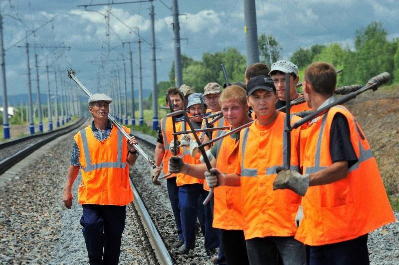 Работники РЖД путейцы