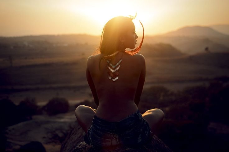 Девушка на закате спиной