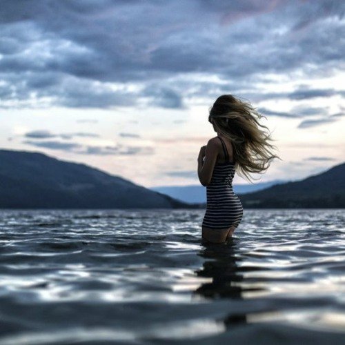 Блондинка на море