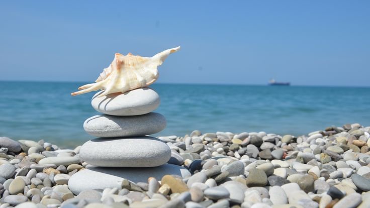 Красивый галечный пляж