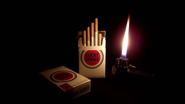 Сигарета на черном фоне