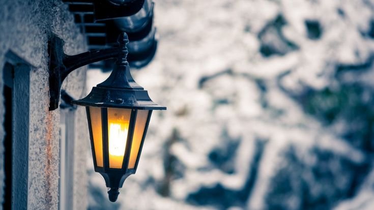 Красивый уличный фонарь