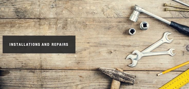 Столярные инструменты на деревянном фоне