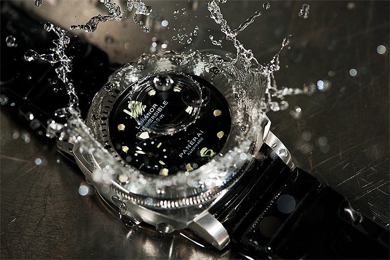 Наручные часы под водой