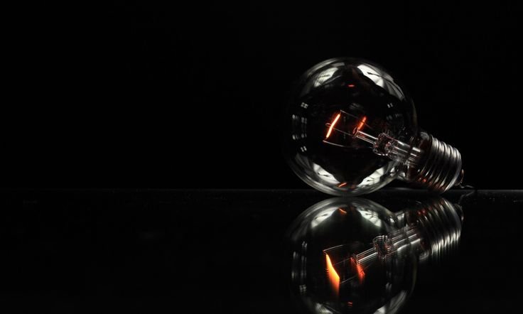 Лампочка на темном фоне