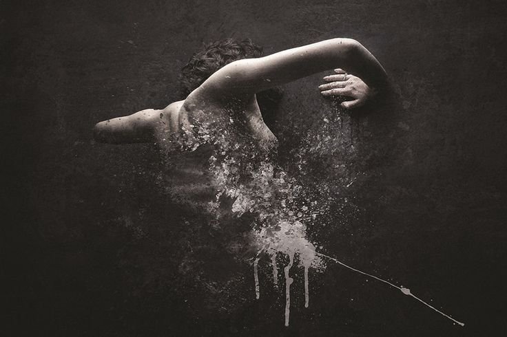 Девушка в брызгах воды