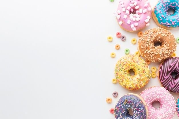 Пончики на розовом фоне