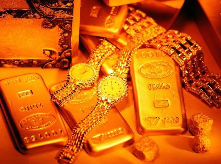 Золотые слитки и драгоценности