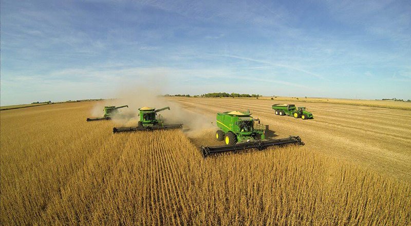 Комбайн в поле